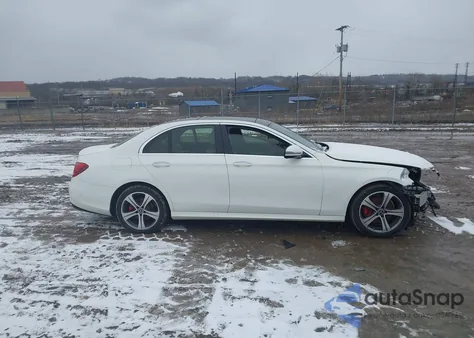 2018 Mercedes-Benz E 300 4Matic z USA, uszkodzony, nr VIN WDDZF4KB9JA378122